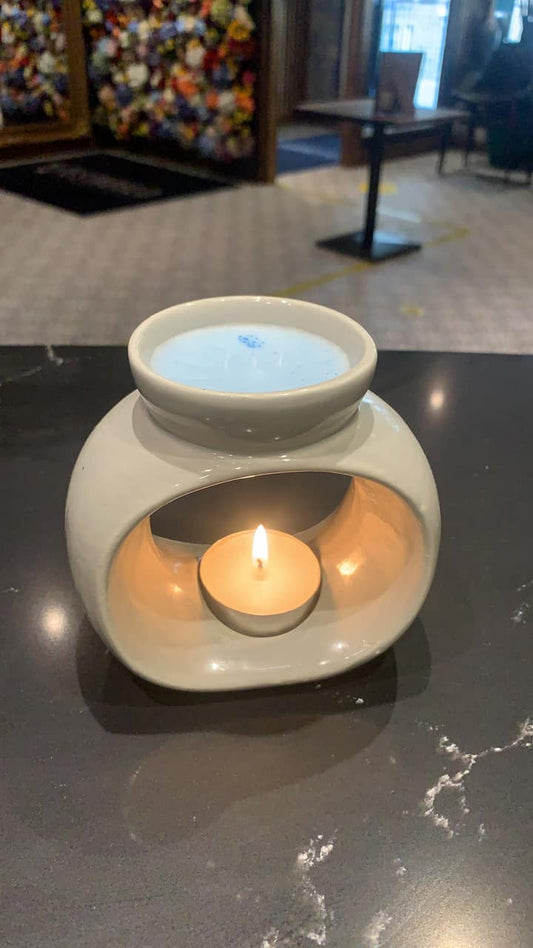 Is a 30% fragrance load in wax melts safe? This image of a melted Daya's Essence wax melt illustrates how our special formula ensures safety and strong scent throw.